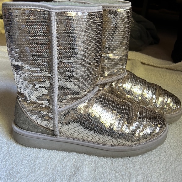 UGG Classic Short Sequin Boot - Picture 14 of 16
